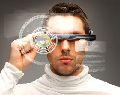 un uomo con visore visualizza elementi di realtà aumentata